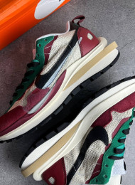 Кроссовки Nike Sacai Vaporwaffle Villain Red Neptune Green живое фото 1